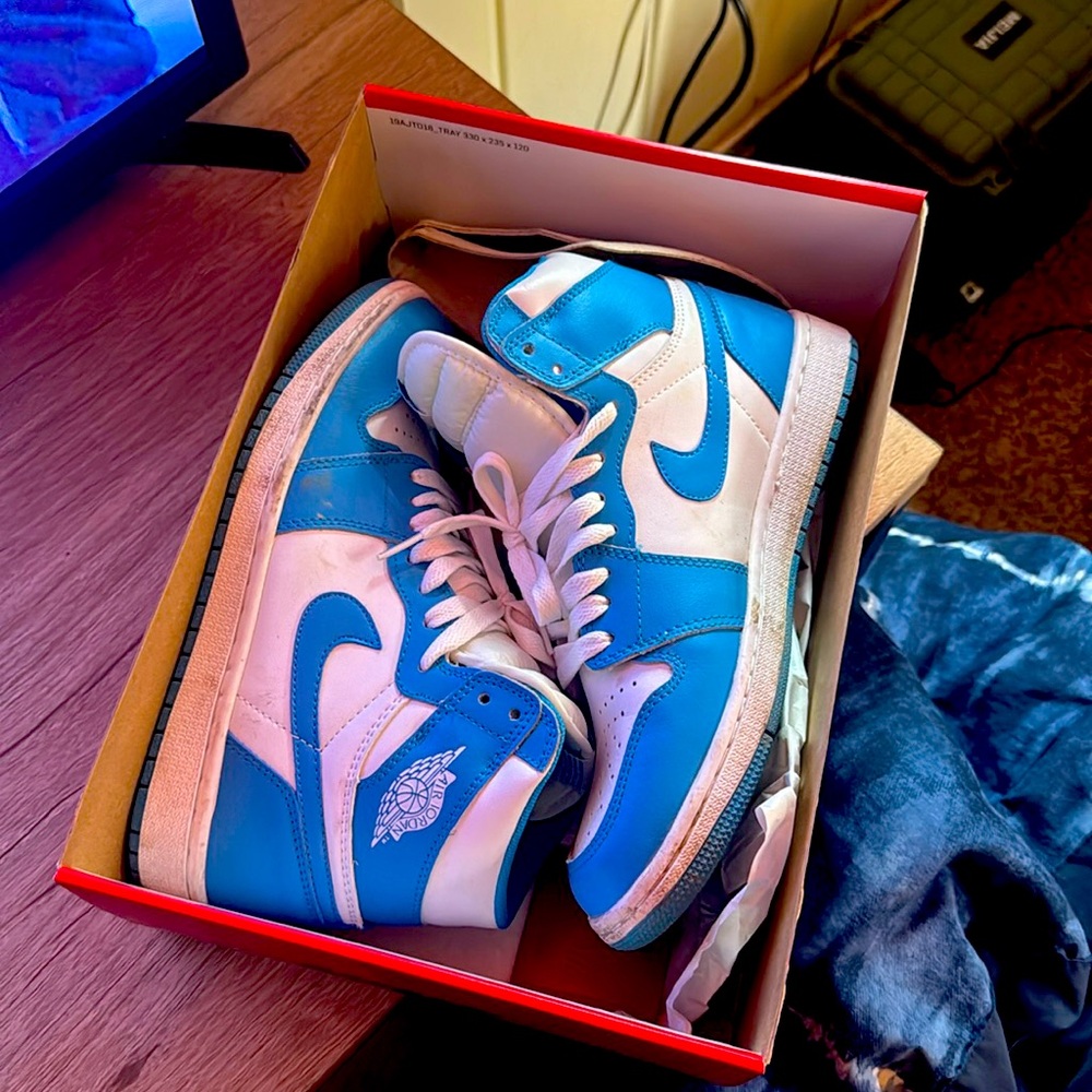 Air Jordan 1 retro high OG “UNC”
Men’s 8.5
Worn but worn out by any means.